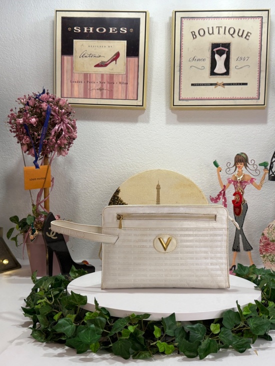 Valentino bag ✨#newin #newcollection ‼️we are not  MARIO VALENTINO WHITE WRISTLET!